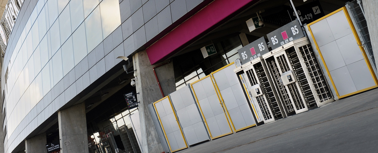 Single turnstiles, barriers and gates